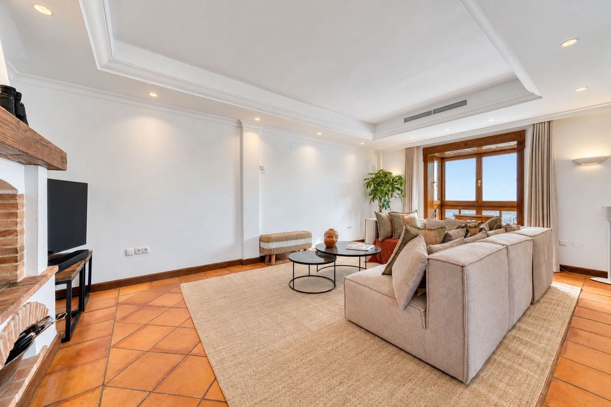 4 soveværelse Byhus til salg i Nueva Andalucia med swimmingpool garage - € 1.799.000 (Ref: 10172377)