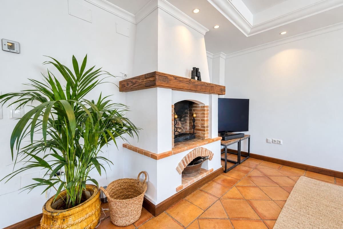 4 soveværelse Byhus til salg i Nueva Andalucia med swimmingpool garage - € 1.799.000 (Ref: 10172377)