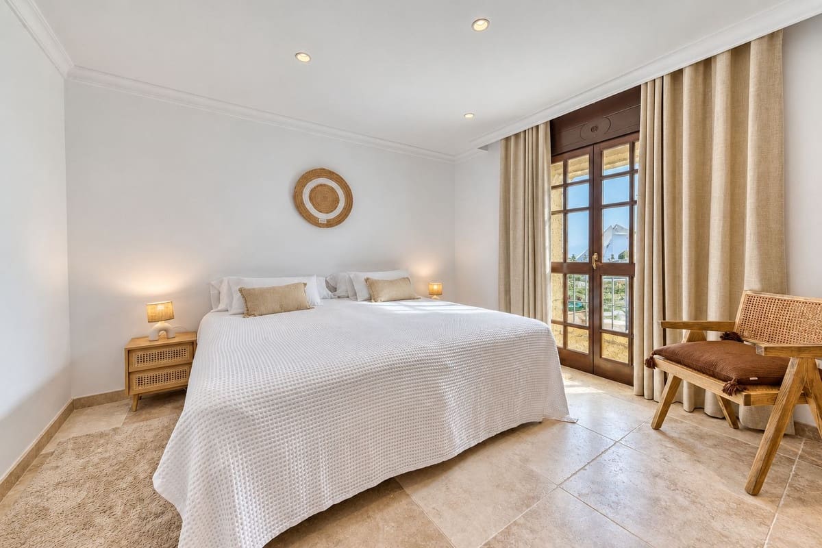 4 soveværelse Byhus til salg i Nueva Andalucia med swimmingpool garage - € 1.799.000 (Ref: 10172377)