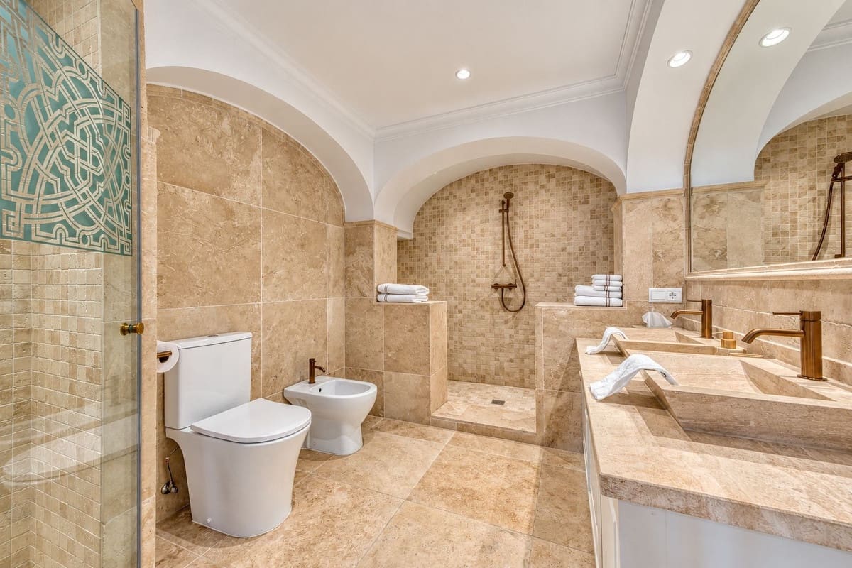 4 soveværelse Byhus til salg i Nueva Andalucia med swimmingpool garage - € 1.799.000 (Ref: 10172377)