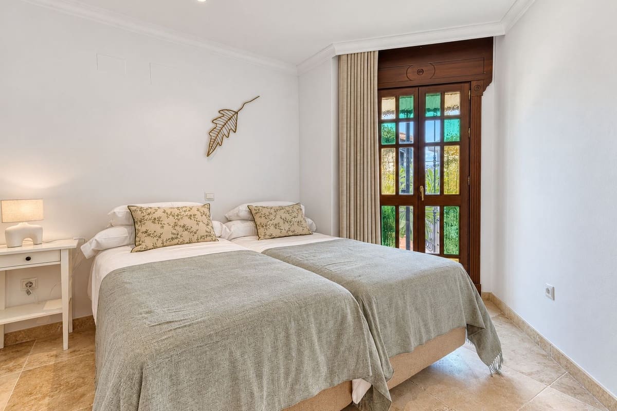 4 soveværelse Byhus til salg i Nueva Andalucia med swimmingpool garage - € 1.799.000 (Ref: 10172377)