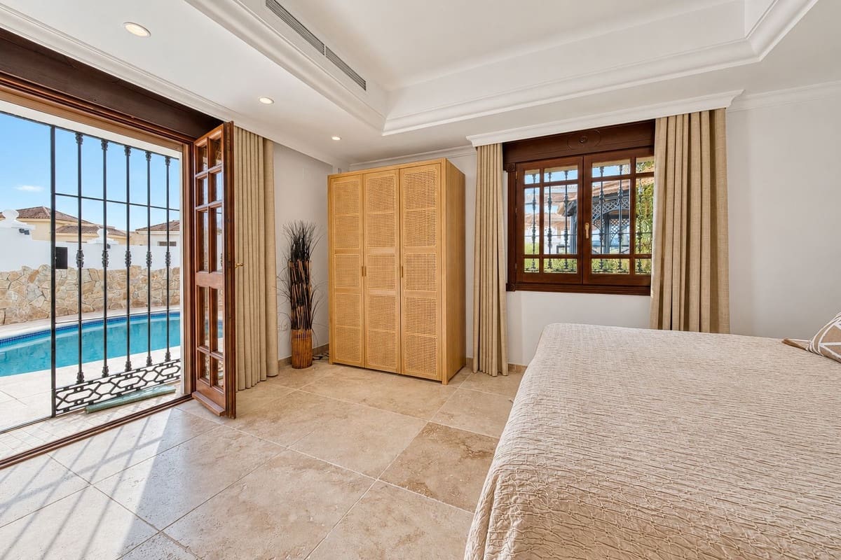 4 soveværelse Byhus til salg i Nueva Andalucia med swimmingpool garage - € 1.799.000 (Ref: 10172377)