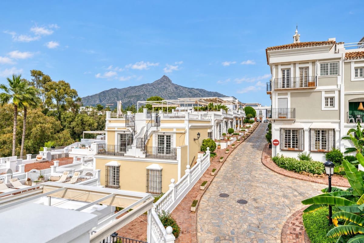 4 soveværelse Byhus til salg i Nueva Andalucia med swimmingpool garage - € 1.799.000 (Ref: 10172377)