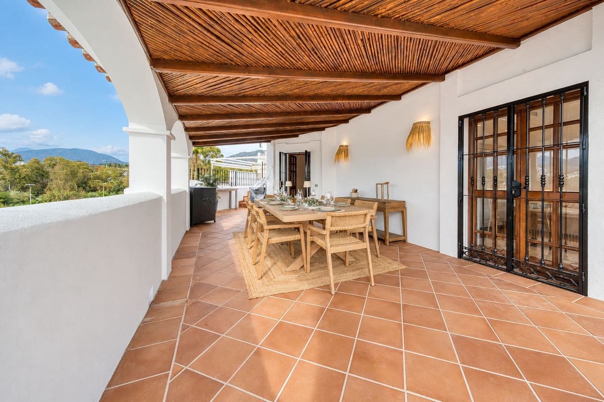 4 soveværelse Byhus til salg i Nueva Andalucia med swimmingpool garage - € 1.799.000 (Ref: 10172377)