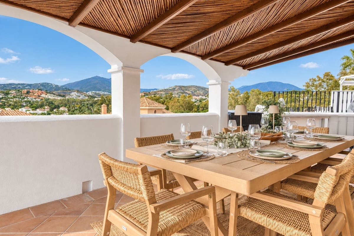 4 soveværelse Byhus til salg i Nueva Andalucia med swimmingpool garage - € 1.799.000 (Ref: 10172377)