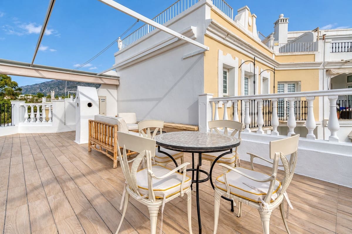 4 soveværelse Byhus til salg i Nueva Andalucia med swimmingpool garage - € 1.799.000 (Ref: 10172377)