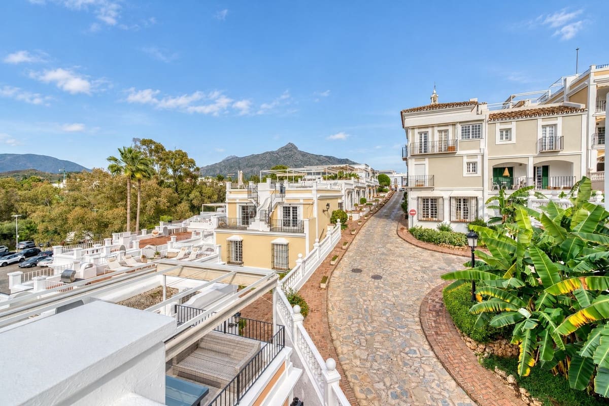 4 soveværelse Byhus til salg i Nueva Andalucia med swimmingpool garage - € 1.799.000 (Ref: 10172377)