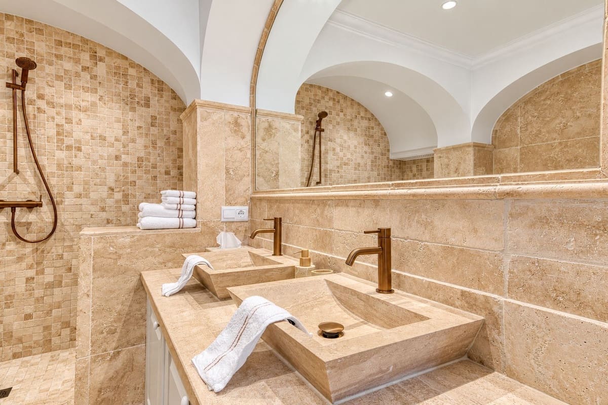 4 soveværelse Byhus til salg i Nueva Andalucia med swimmingpool garage - € 1.799.000 (Ref: 10172377)