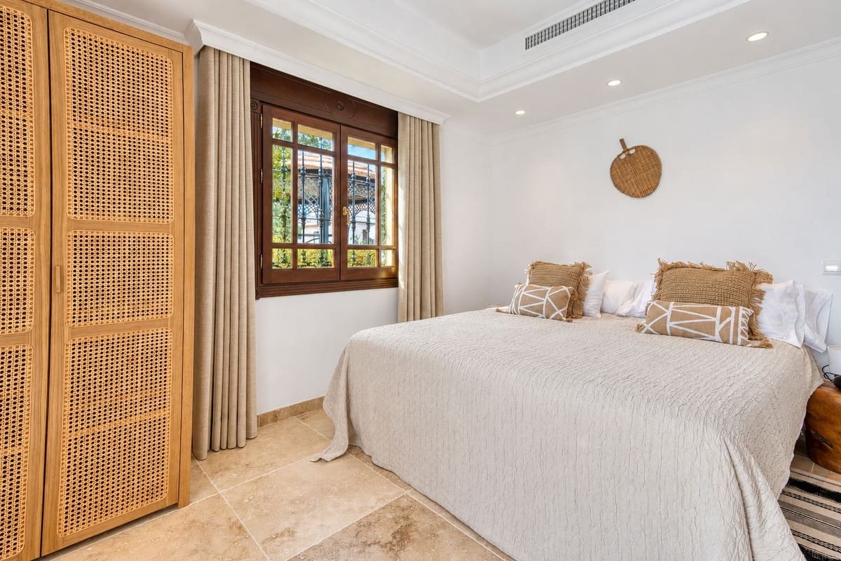 4 soveværelse Byhus til salg i Nueva Andalucia med swimmingpool garage - € 1.799.000 (Ref: 10172377)