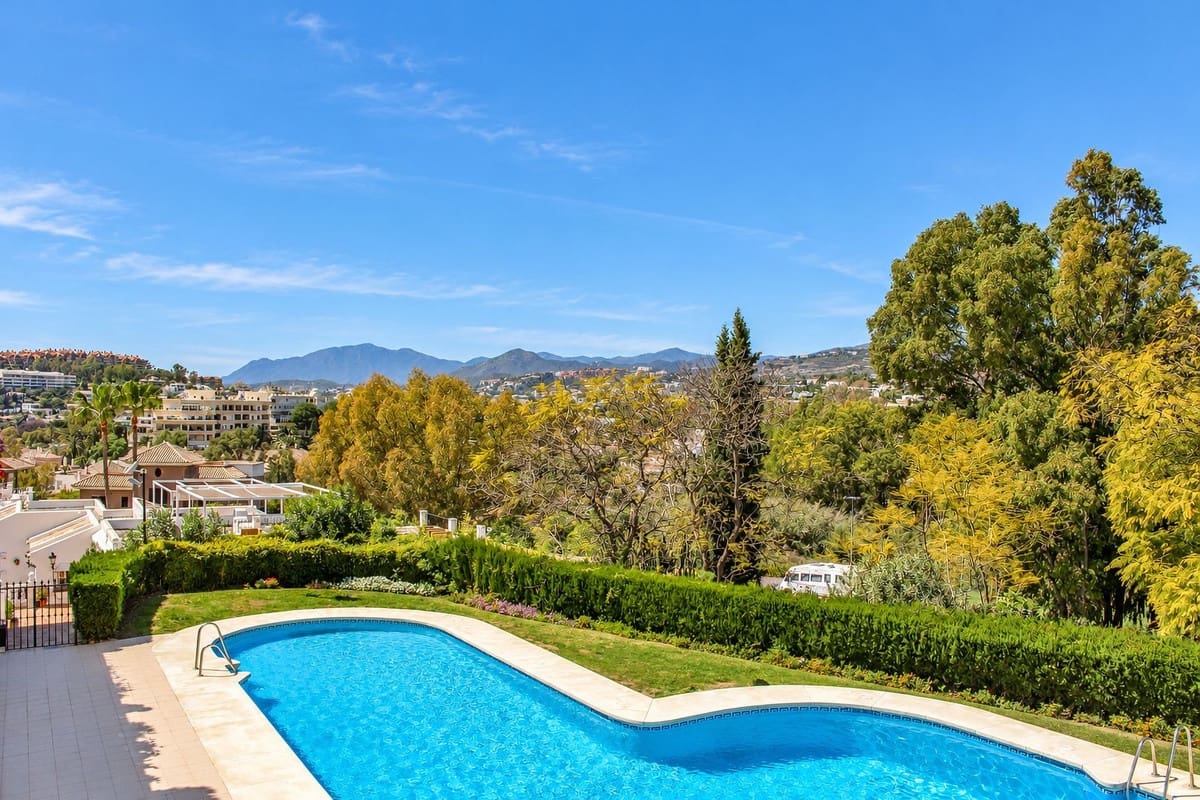 4 soveværelse Byhus til salg i Nueva Andalucia med swimmingpool garage - € 1.799.000 (Ref: 10172377)