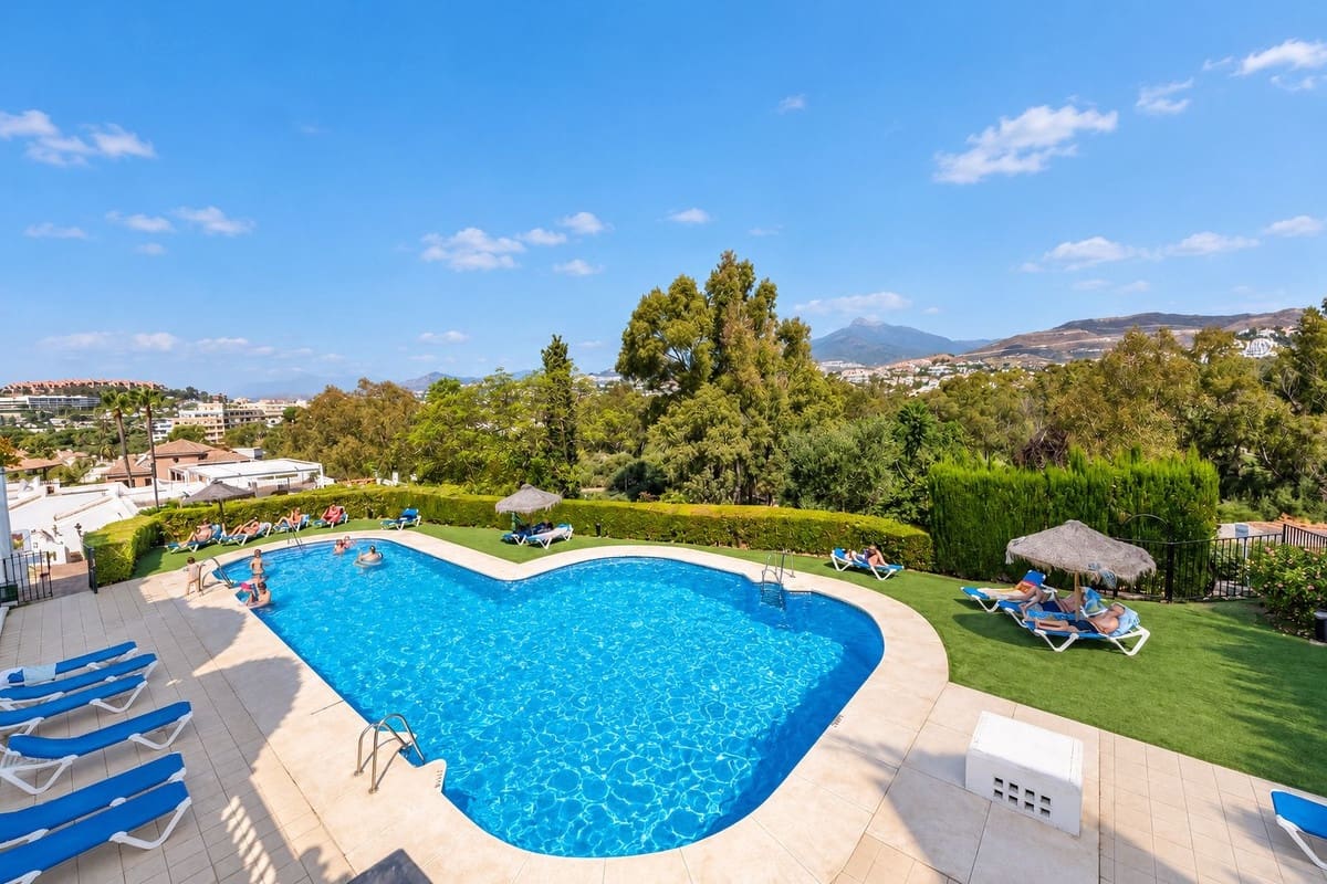 4 soveværelse Byhus til salg i Nueva Andalucia med swimmingpool garage - € 1.799.000 (Ref: 10172377)