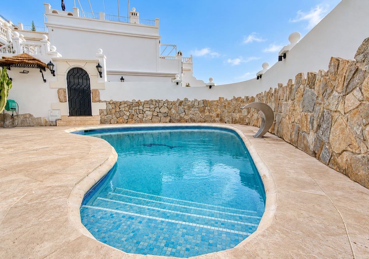 4 soveværelse Byhus til salg i Nueva Andalucia med swimmingpool garage - € 1.799.000 (Ref: 10172377)