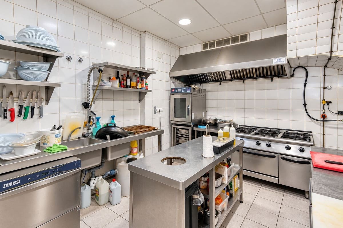Gewerbe zu verkaufen in Puerto Banus - 230.000 € (Ref: 10172378)