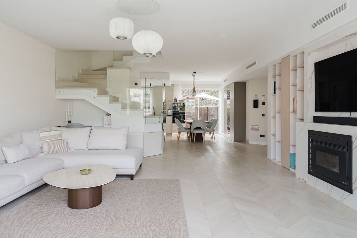 3 bedroom Townhouse for sale in El Paraiso with pool garage - € 1,295,000 (Ref: 10172379)