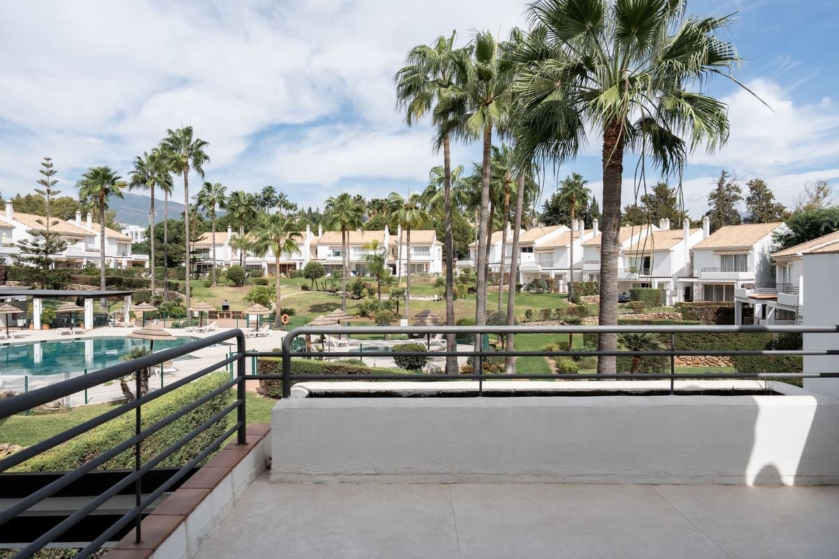 3 bedroom Townhouse for sale in El Paraiso with pool garage - € 1,295,000 (Ref: 10172379)