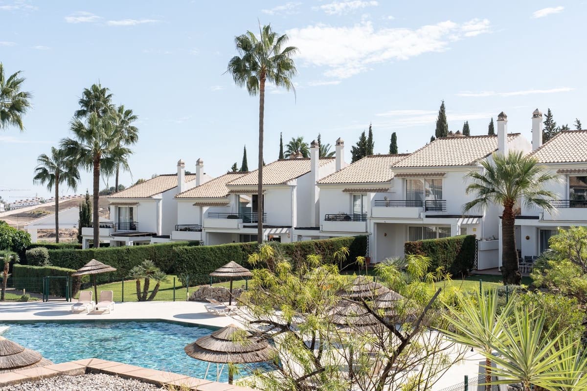 3 bedroom Townhouse for sale in El Paraiso with pool garage - € 1,295,000 (Ref: 10172379)