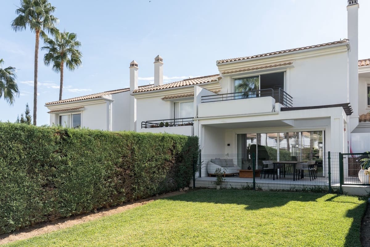 3 bedroom Townhouse for sale in El Paraiso with pool garage - € 1,295,000 (Ref: 10172379)
