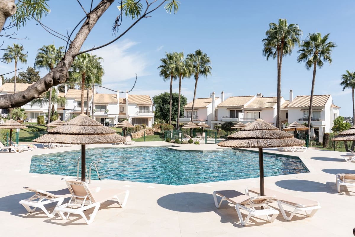 3 bedroom Townhouse for sale in El Paraiso with pool garage - € 1,295,000 (Ref: 10172379)