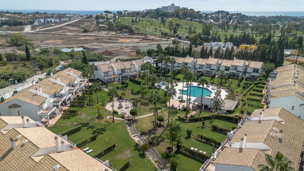 3 bedroom Townhouse for sale in El Paraiso with pool garage - € 1,295,000 (Ref: 10172379)