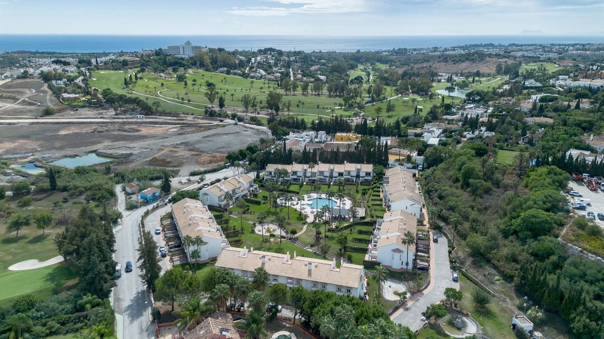 3 bedroom Townhouse for sale in El Paraiso with pool garage - € 1,295,000 (Ref: 10172379)
