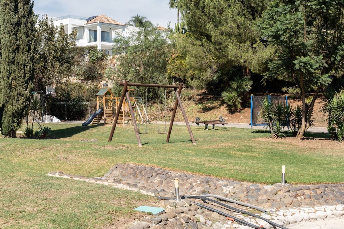 3 bedroom Townhouse for sale in El Paraiso with pool garage - € 1,295,000 (Ref: 10172379)