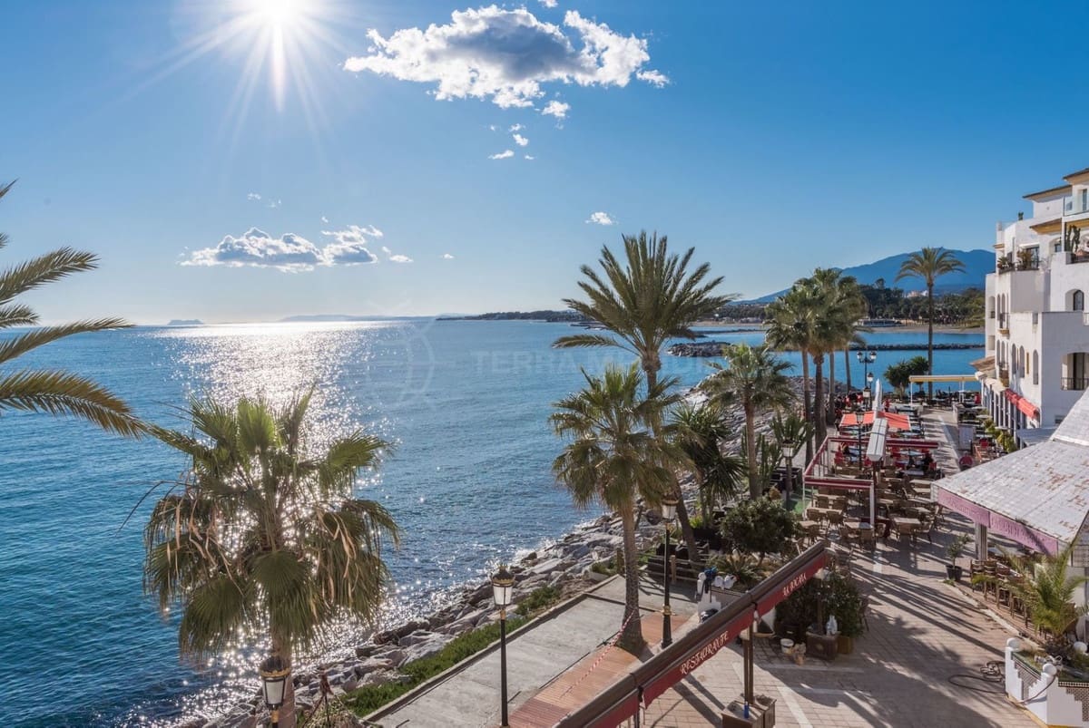 6 bedroom Villa for sale in Puerto Banus with pool garage - € 4,500,000 (Ref: 4118068)