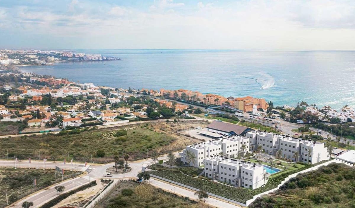 2 bedroom Apartment for sale in Estepona with pool garage - € 465,000 (Ref: 7070730)