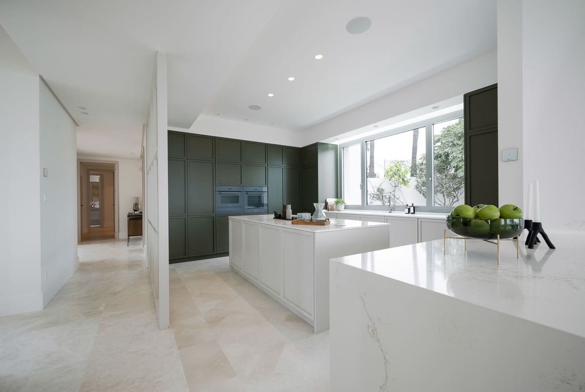 7 bedroom Villa for sale in La Quinta with pool garage - € 9,000,000 (Ref: 7070760)