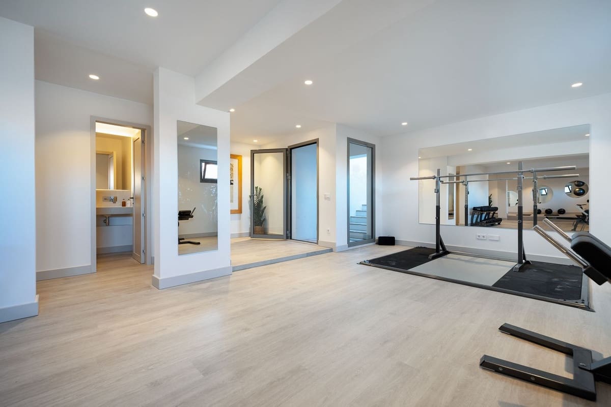 7 bedroom Villa for sale in La Quinta with pool garage - € 9,000,000 (Ref: 7070760)