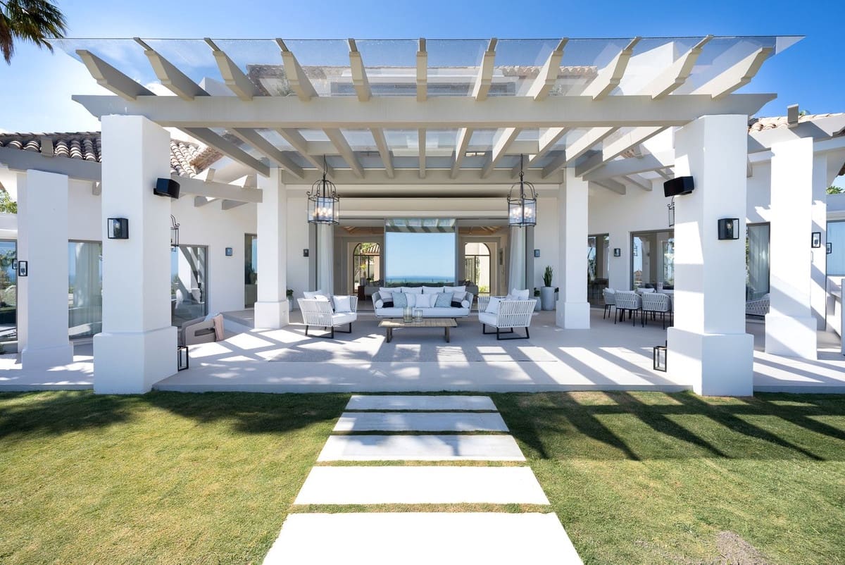 7 bedroom Villa for sale in La Quinta with pool garage - € 9,000,000 (Ref: 7070760)