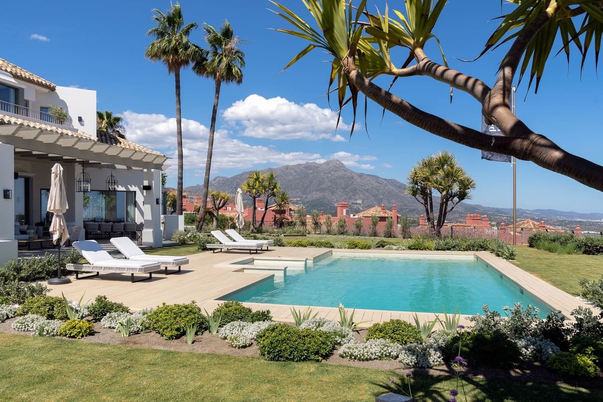 7 bedroom Villa for sale in La Quinta with pool garage - € 9,000,000 (Ref: 7070760)