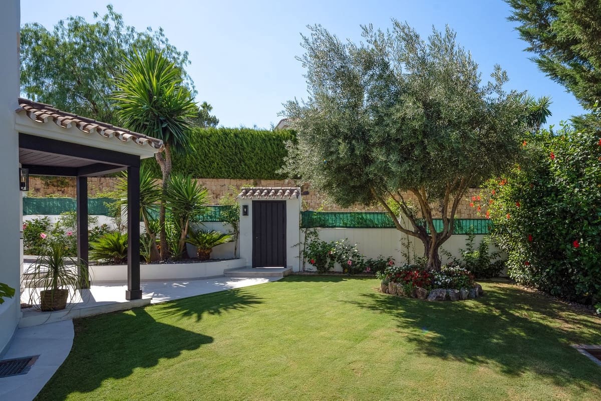 5 soverom Villa til salgs i La Quinta med svømmebasseng garasje - € 2 990 000 (Ref: 7070775)