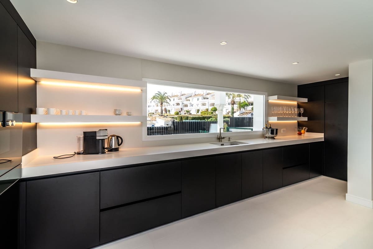 8 bedroom Villa for sale in Nueva Andalucia with pool garage - € 7,900,000 (Ref: 7074811)