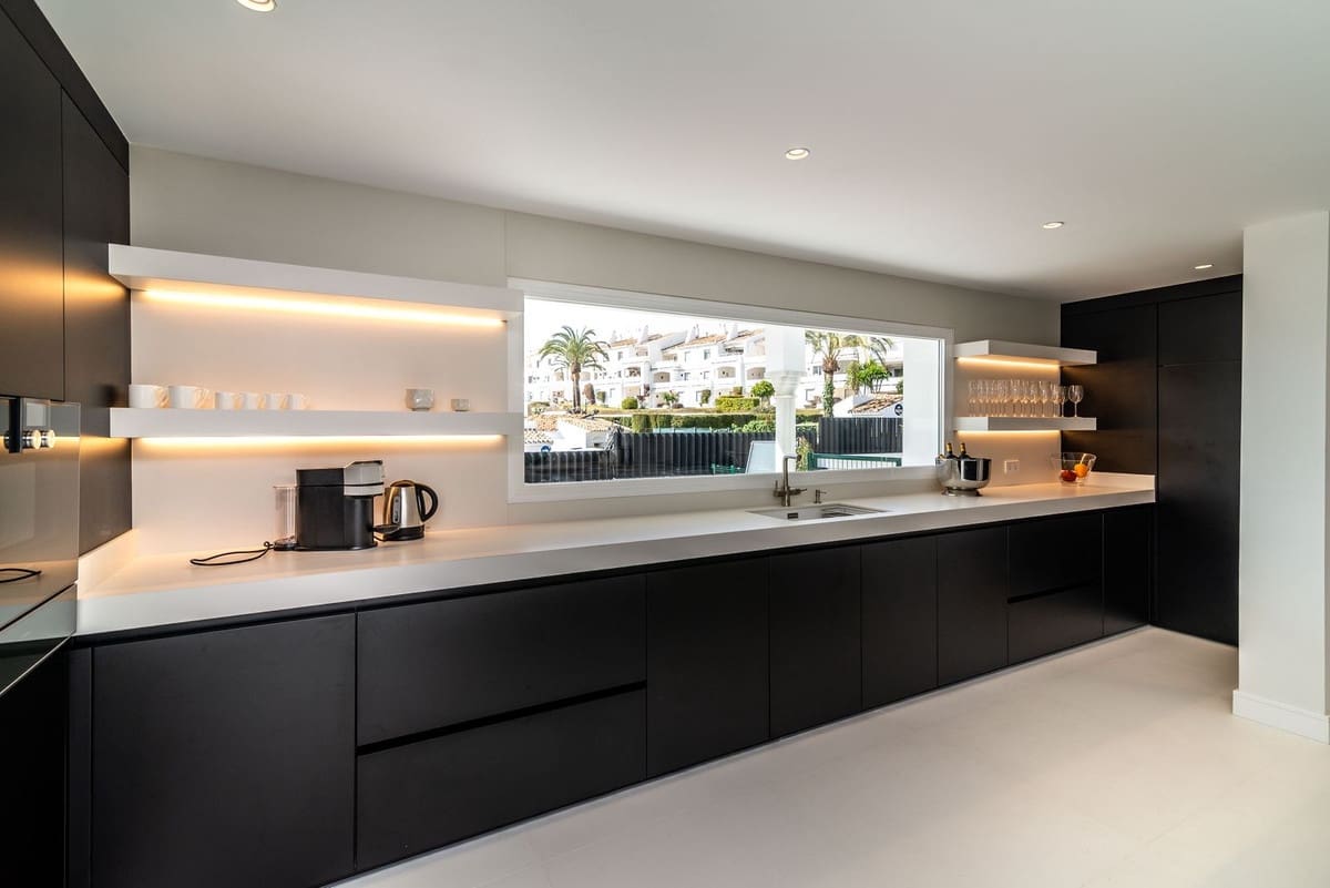 8 quarto Moradia para venda em Nueva Andalucia com piscina garagem - 7 900 000 € (Ref: 7074811)