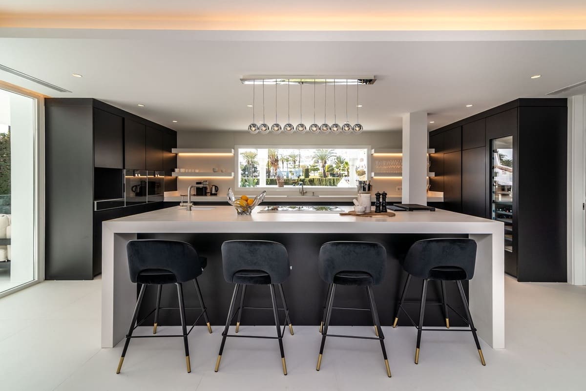 8 quarto Moradia para venda em Nueva Andalucia com piscina garagem - 7 900 000 € (Ref: 7074811)