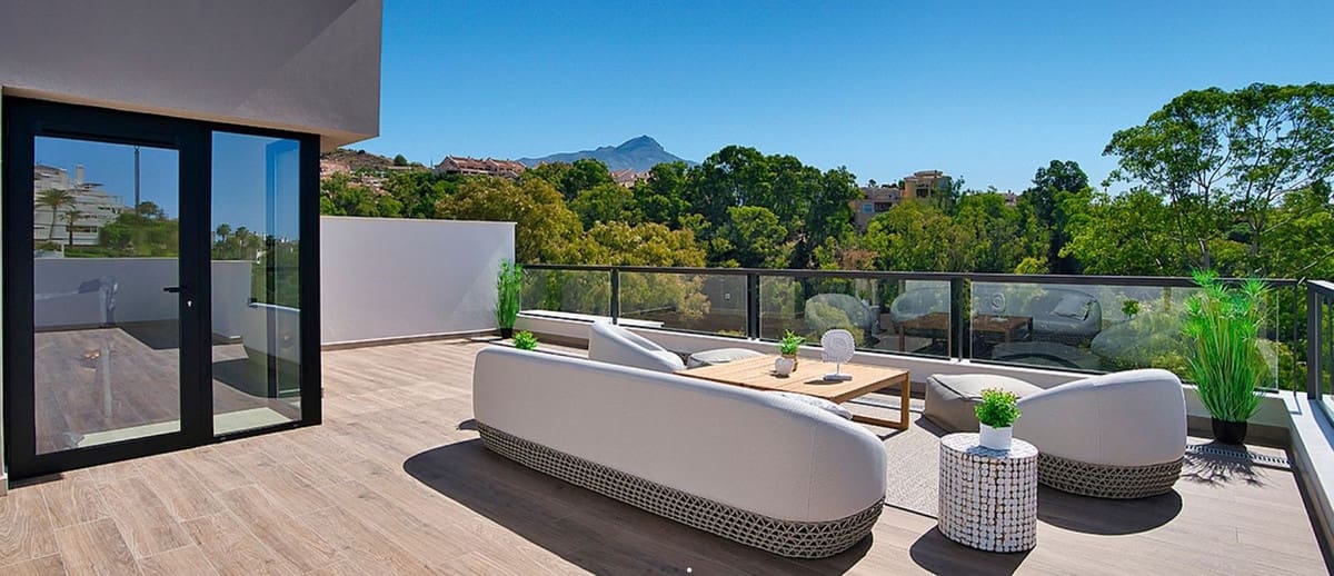 2 bedroom Apartment for sale in Nueva Andalucia with pool garage - € 1,015,000 (Ref: 7088064)