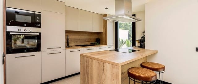 2 bedroom Apartment for sale in Nueva Andalucia, Marbella with pool garage - € 1,015,000 (Ref: 7088064)