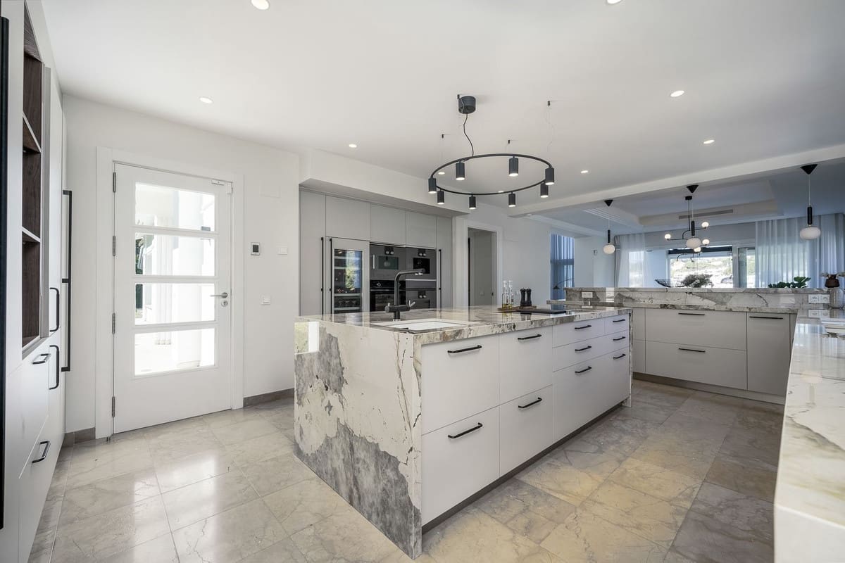 7 bedroom Villa for sale in Benahavis with pool garage - € 5,950,000 (Ref: 7302645)