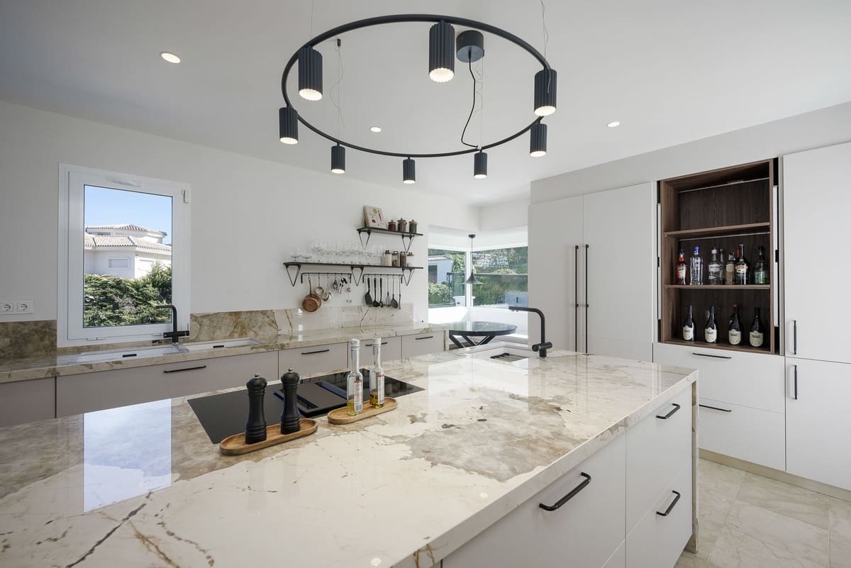 7 bedroom Villa for sale in Benahavis with pool garage - € 5,950,000 (Ref: 7302645)