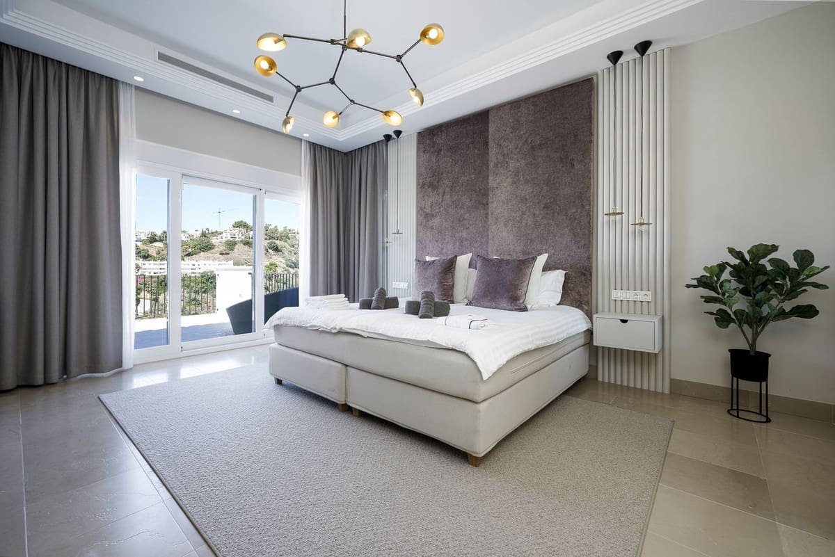 7 bedroom Villa for sale in Benahavis with pool garage - € 5,950,000 (Ref: 7302645)