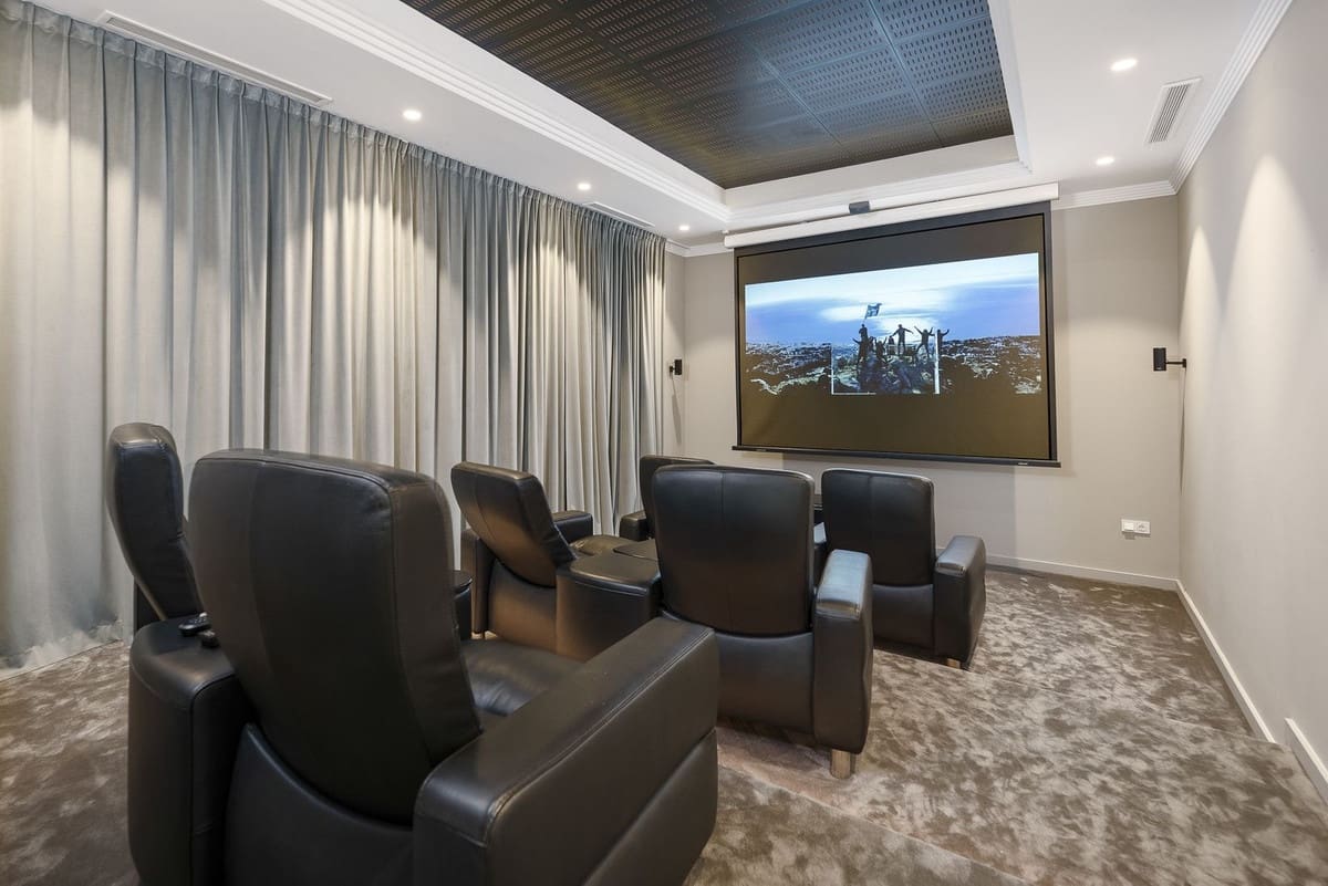 7 bedroom Villa for sale in Benahavis with pool garage - € 5,950,000 (Ref: 7302645)