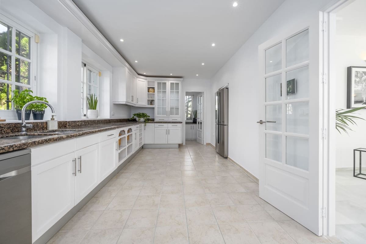 5 slaapkamer Villa te koop in Nueva Andalucia met zwembad garage - € 2.300.000 (Ref: 7306573)