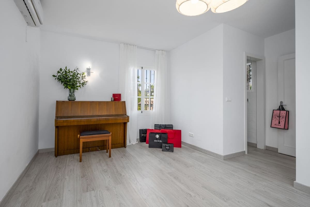 5 slaapkamer Villa te koop in Nueva Andalucia met zwembad garage - € 2.300.000 (Ref: 7306573)