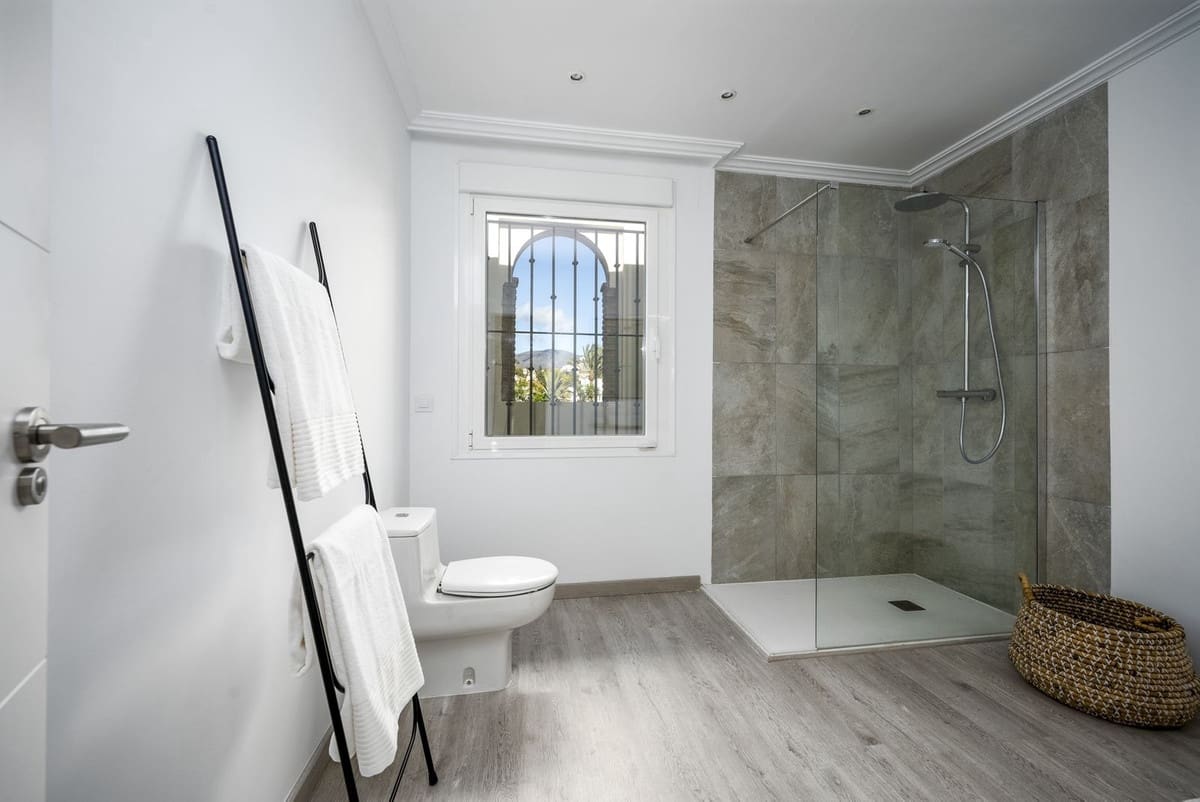 5 slaapkamer Villa te koop in Nueva Andalucia met zwembad garage - € 2.300.000 (Ref: 7306573)