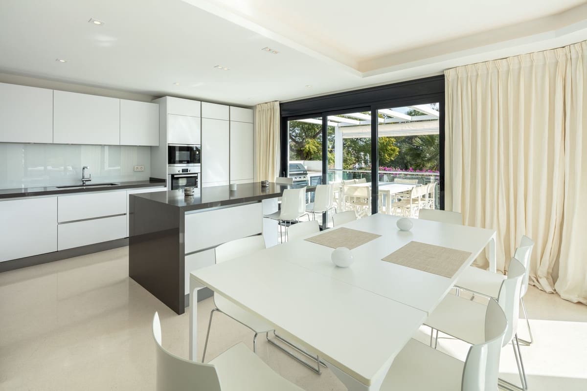 5 bedroom Villa for sale in Nueva Andalucia with pool garage - € 3,650,000 (Ref: 7465741)