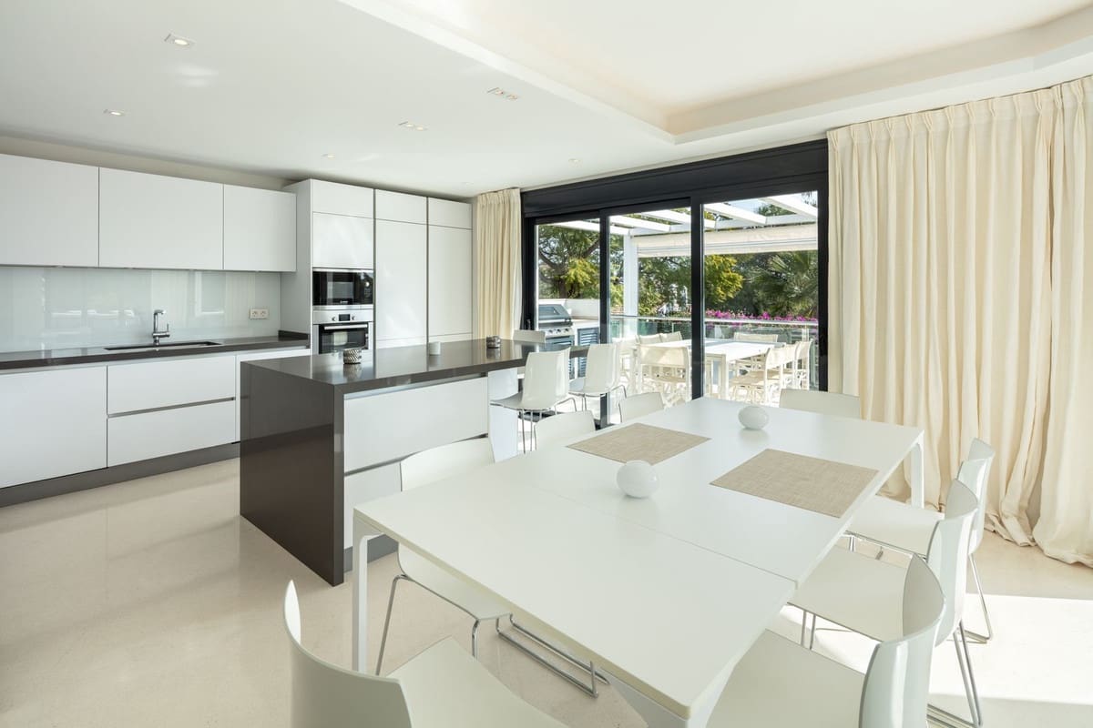 5 makuuhuone Huvila myytävänä paikassa Nueva Andalucia mukana uima-altaan 
autotalli - 3 650 000 € (Ref: 7465741)