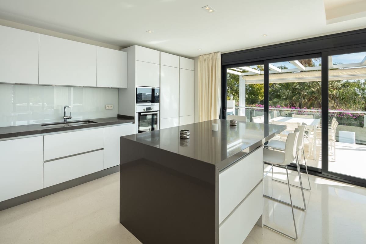 5 quarto Moradia para venda em Nueva Andalucia com piscina garagem - 3 650 000 € (Ref: 7465741)