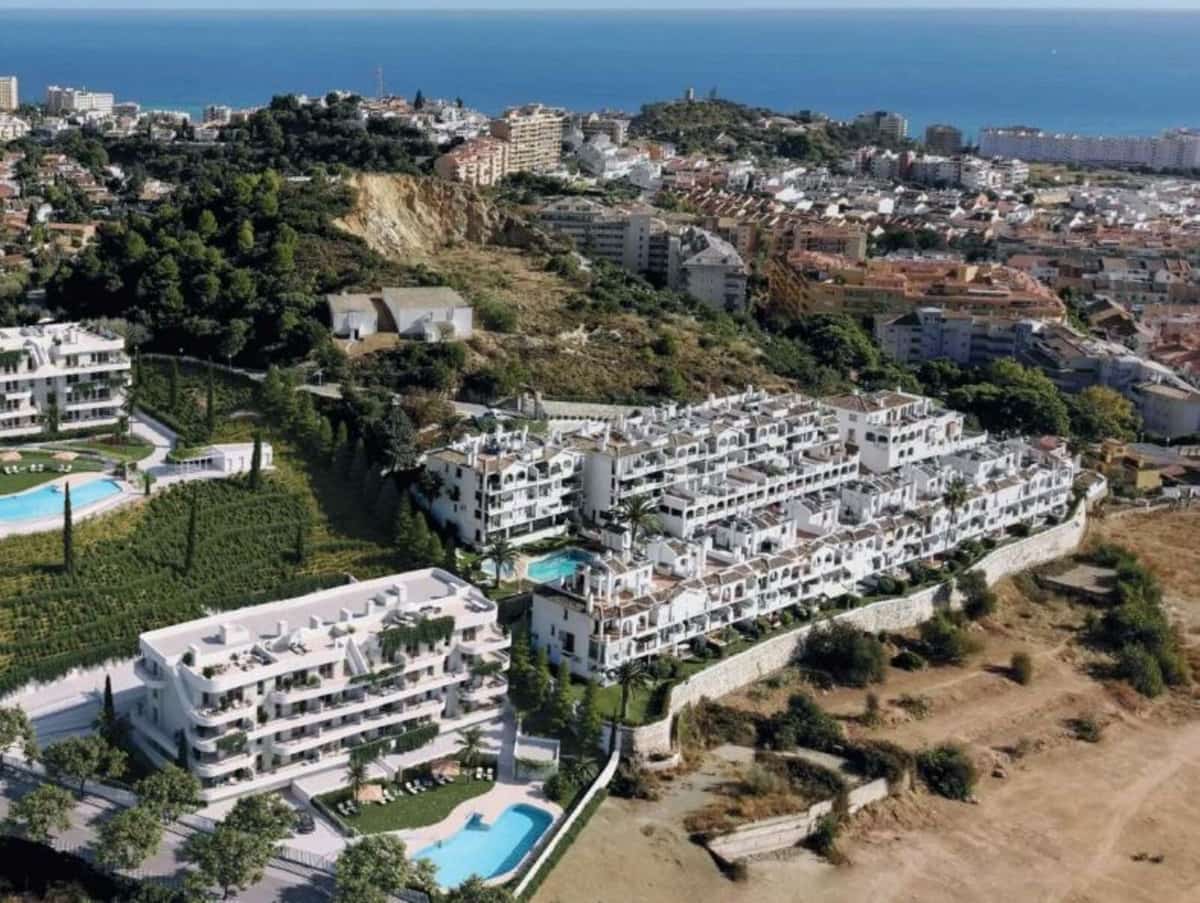 2 bedroom Apartment for sale in Mijas Costa with pool - € 364,950 (Ref: 7565674)