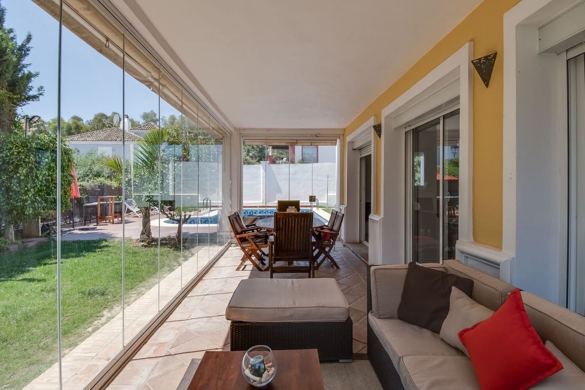 4 bedroom Villa for sale in La Duquesa / Puerto de la Duquesa, Manilva with pool garage €