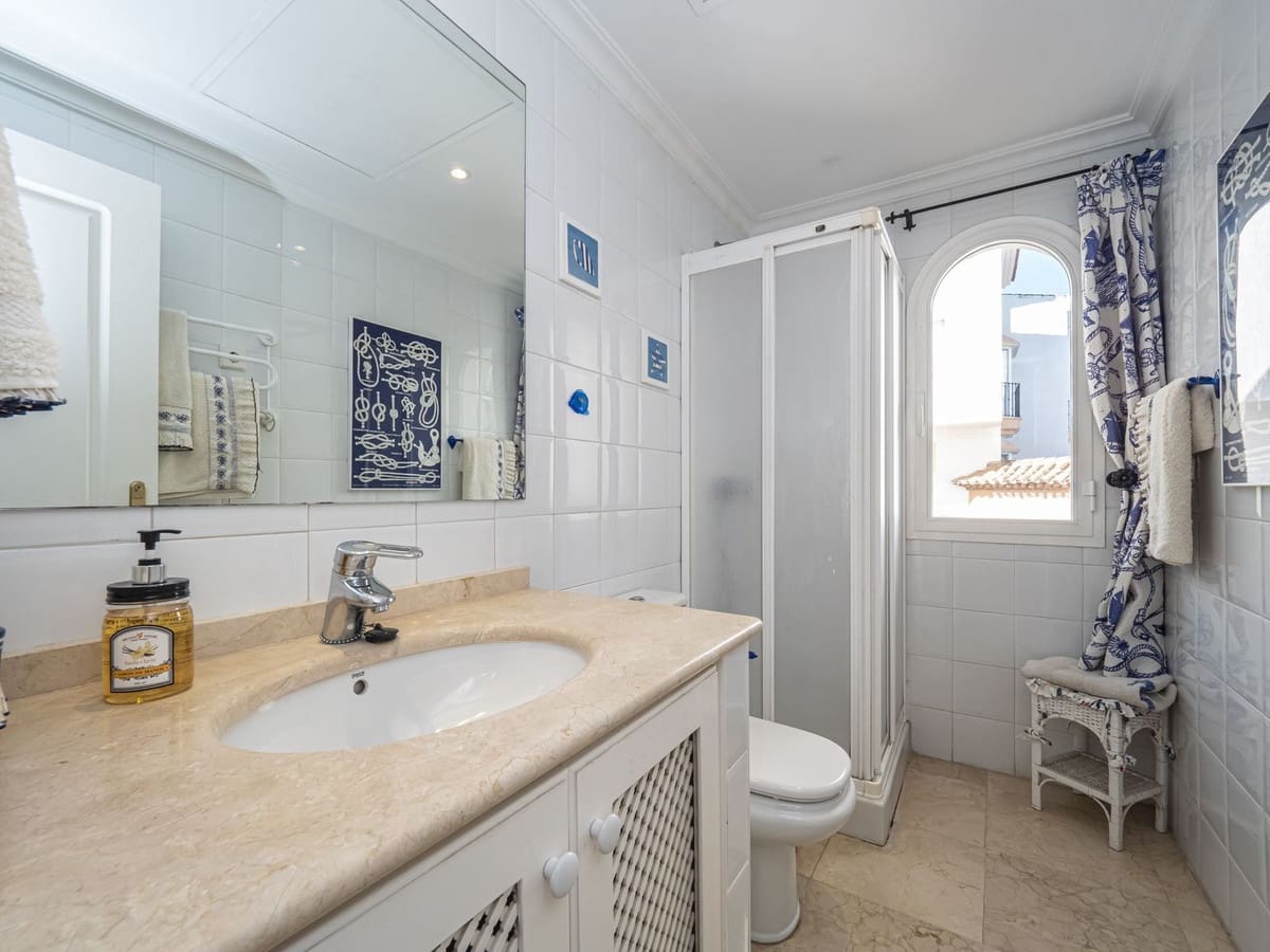 Apartamento de 2 habitaciones en Puerto Banus en venta con piscina garaje - 1.575.000 € (Ref: 7595998)